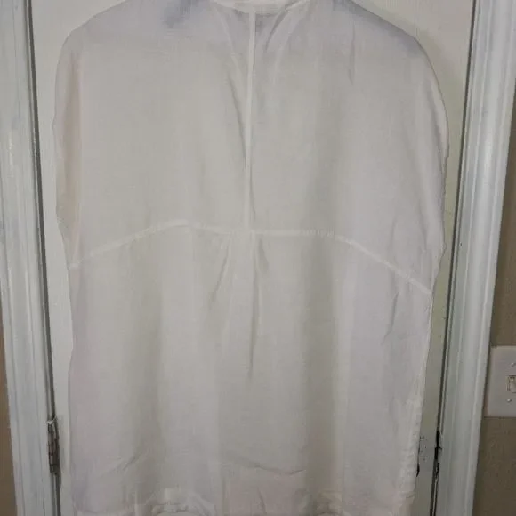 Lands End Woman's Sleeveless Blouse - Picture 2 of 3